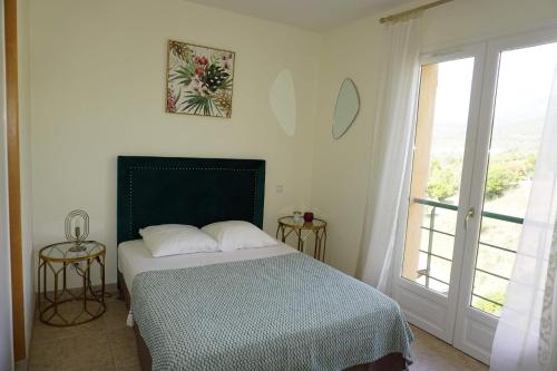 圣弗洛朗Joli T3 familial proche de la mer的一间卧室设有一张床和一个窗口
