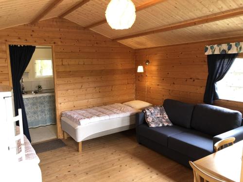弗加尔巴卡Stuga utanför Fjällbacka的一间卧室配有一张床和一个沙发