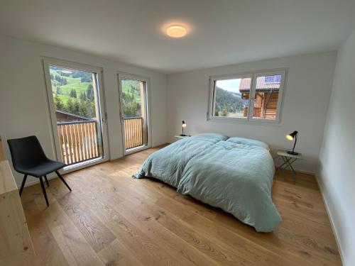 施瓦尔茨湖Horizon 5的一间白色卧室,配有床和2个窗户