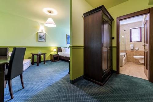 弗济内Hotel Bitoraj Fužine的一间酒店客房 - 带一张床和一间浴室