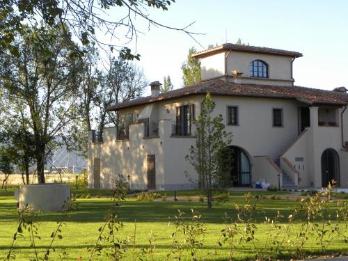 蓬泰代拉Il Casale di David的草地上一座白色的大房子