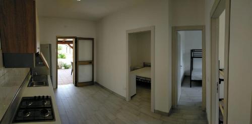 罗萨诺Oriental Park的一间空房间,设有厨房和一间卧室