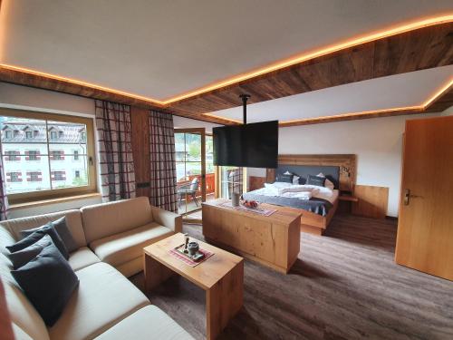 莱尔莫斯Apart Haus Alpenhof的客厅配有沙发和1张床