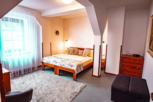 上贝奇瓦Penzion a restaurace Staré Časy的一间卧室配有一张床和一个梳妆台