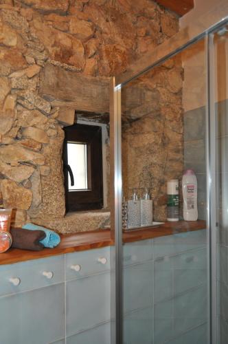 El Rincón Secreto de Gredos especializada en celiaquía y diabetes y jacuzzi的一间浴室