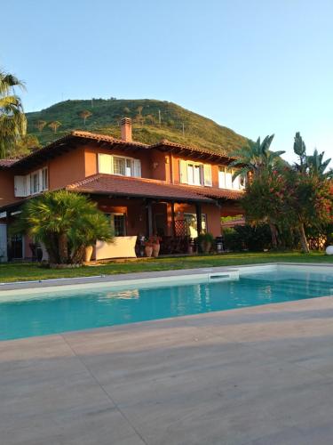 切法卢吉奥吉别墅住宿加早餐酒店的一座房子前面设有游泳池