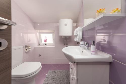 弗尔萨尔Apartments Deny的白色的浴室设有卫生间和水槽。