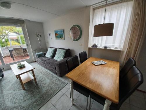 栋堡Garden cottage Domburg的客厅配有沙发和桌子