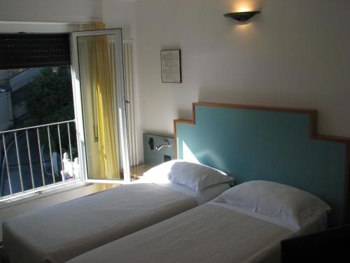 韦内雷港贝维德雷酒店的一间卧室设有两张床和大窗户