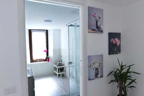 切雷西奥港Casa CarMa的浴室设有玻璃门和镜子