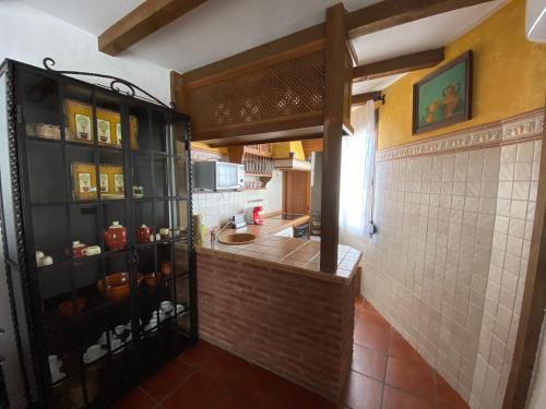 扎哈拉Casa Rural Azahara的厨房配有水槽和台面