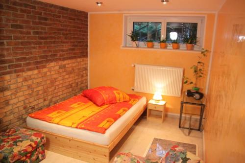 柏林富力德里沙根公寓的一间卧室设有一张床和砖墙