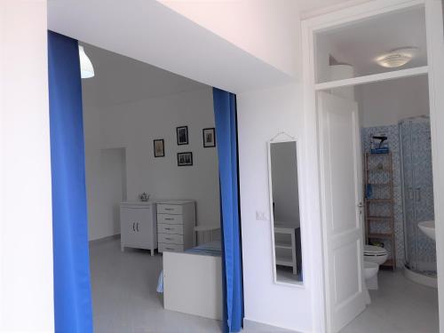 普罗奇达da Letizia的白色的浴室设有蓝色镜子和水槽