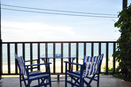 霍里顿海家缇酒店的俯瞰大海的阳台配有两把椅子和一张桌子