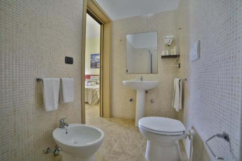 普罗斯西托角B&B La Casa di Attilio的浴室配有白色卫生间和盥洗盆。