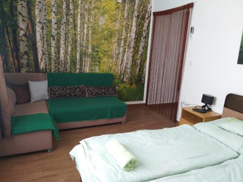 波罗斯洛Otelló Nyaraló的客厅配有沙发和树木繁茂的窗户