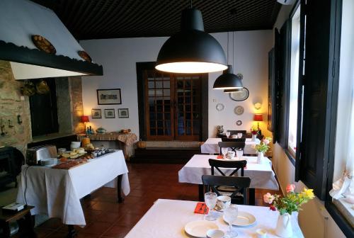 CovelinhasQuinta da Travessa - Douro的餐厅设有2张带白色桌布的桌子