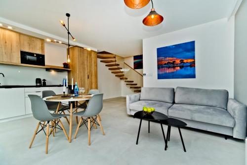 亚斯塔尔尼亚BlueApart Apartland Residence的客厅配有沙发和桌子