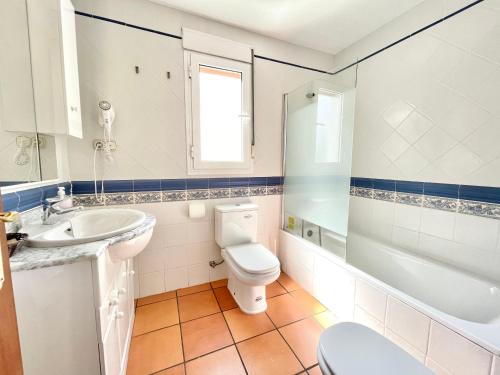 蒙特哈克里巴乡村民宿的浴室配有卫生间、盥洗盆和浴缸。