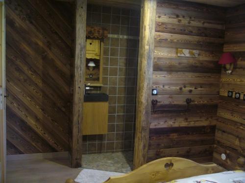 阿尔克河畔博讷瓦勒Chalet la Tuilière*****的一间带木墙和浴缸的浴室