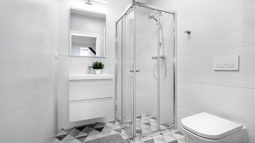 托伦Apartament 30- Hvile Stay的带淋浴和卫生间的白色浴室