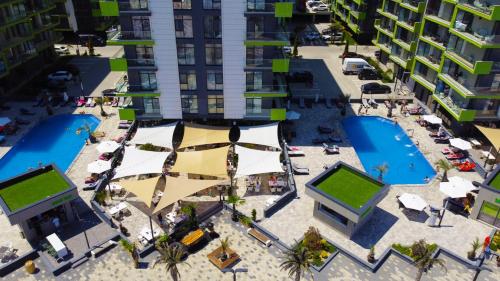 北马马亚-讷沃达里PROMENADA Apartments Beach Resort Mamaia Nord的享有城市的空中景致,设有游泳池和建筑