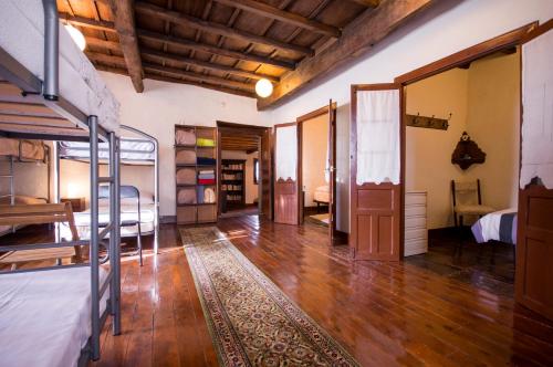 卢戈Albergue Rectoral de Romean的客房设有双层床和木地板。