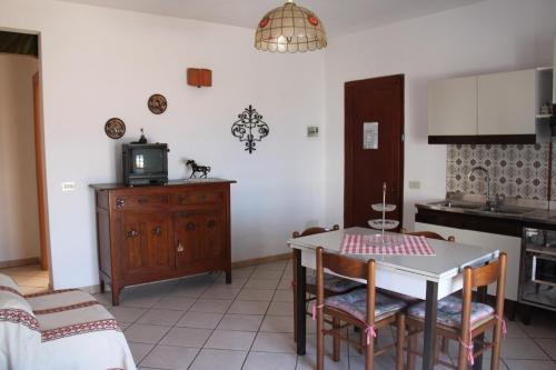 ZancaCasa Miclara - Bilocale Limoni的厨房以及带桌椅的用餐室。
