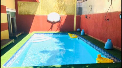 亚历山大Bianki vip villa的中间设有玩具的游泳池