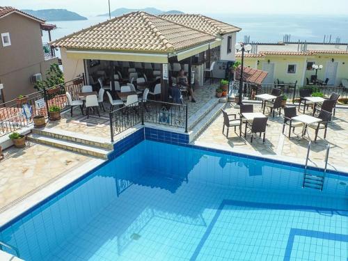 梅加利阿莫斯Fiorella Sea View的一个带桌椅的游泳池以及一座房子