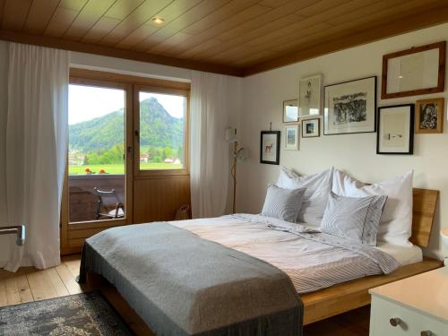 克森Haus Bichler的一间卧室设有一张大床和一个窗户。