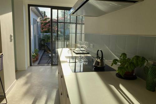La NoueElégante maison d'architecte, Spa à débordement的厨房配有水槽和台面