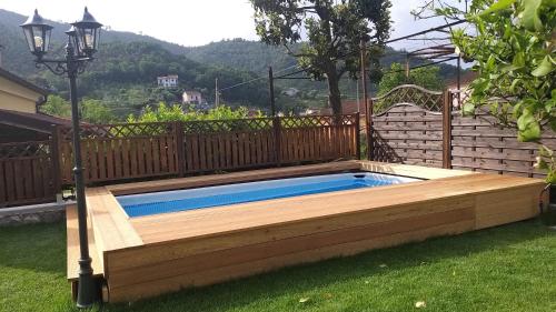东塞斯特里Agricanto的一个带木甲板的庭院内的游泳池