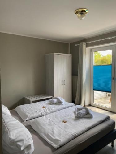 库克斯港Haus Meeresgruß的一间卧室设有两张床和窗户。