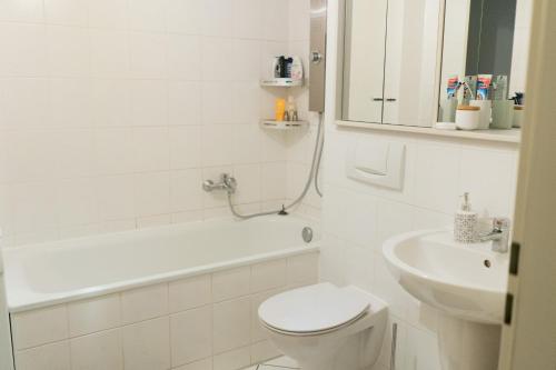 莱比锡Modern, gemütlich, sehr zentrumsnah & ruhig的白色的浴室设有卫生间和水槽。