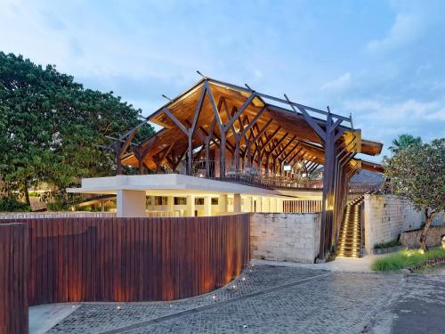 努沙杜瓦The Bale Nusa Dua by LifestyleRetreats的一座带木屋顶的大型建筑
