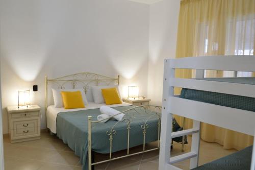 切萨雷奥港Casa Morfeo的一间卧室设有两张双层床和两盏灯。