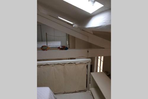 波克罗勒岛Appartement à 100 m du village de porquerolles的客房设有双层床和天花板。