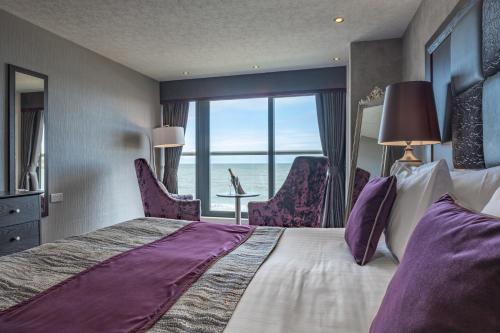 斯通黑文Number 44 Hotel & Bar的酒店客房设有一张大床,享有海景。