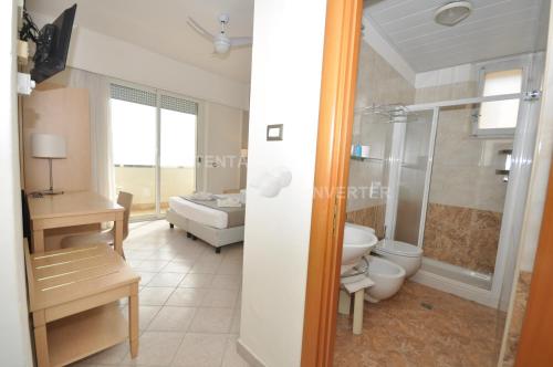 里米尼亚得里亚海酒店&美容的带淋浴和卫生间的浴室。
