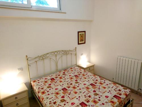 葛伦坦马勒Grottammare mon amour Gigì的一间卧室配有床,床上装有被子