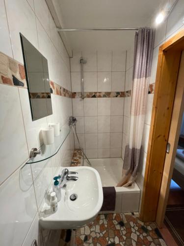 鲁斯特斯特凡科赫住宿加早餐旅馆的浴室配有盥洗盆和浴缸。