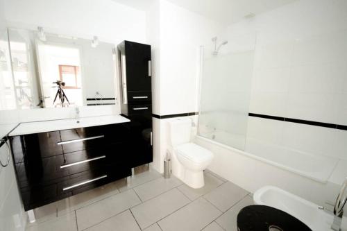 马拉加Gálica 103的白色的浴室设有卫生间和淋浴。