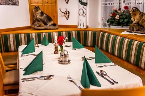 MöderbruggLandhotel Timmerer的一张桌子,上面有绿色的餐巾和餐具