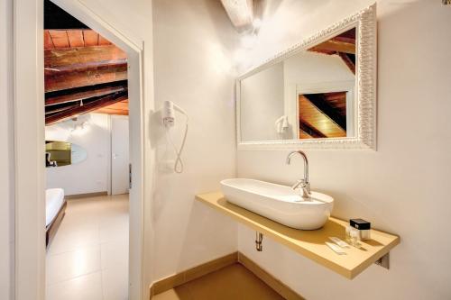 因佩丽亚套房酒店的一间浴室
