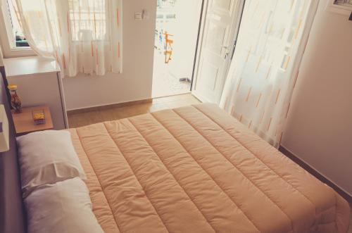凯特利奥斯起亚尼阿克迪旅馆的一张大床,位于带大窗户的房间里
