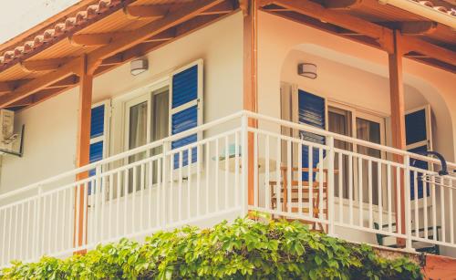 凯特利奥斯起亚尼阿克迪旅馆的白色阳台和蓝色百叶窗的房子