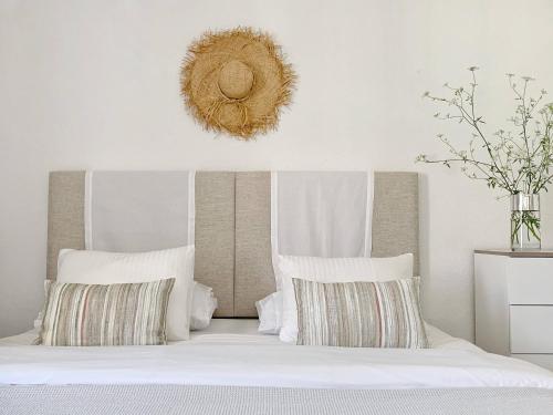 蒙蒂戈杜Stylish 3 Bedroom Apartment close to the Beach的一间卧室配有带白色床单和枕头的床。