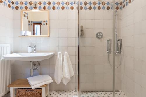 捷克克鲁姆洛夫Babyka Apartments的带淋浴和盥洗盆的浴室