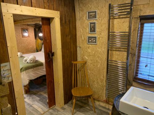阿伯劳尔The Bothy Aberlour的一间卧室配有一张床、一把椅子和一个水槽